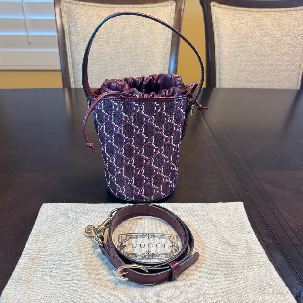 New Authentic Gucci GG Supreme Logo Shoulder Bucket Bag